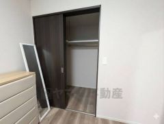 木目調のシンプルデザインで落ち着きと安らぎの空間に仕上げています。各部屋に収納が完備されているので、お荷物が多くなっても安心の設計です。