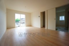 大きな窓のあるリビングは、陽光あふれる明るい空間です。居心地良く、ご家族皆がゆったり寛げる憩いの空間となりそうです。