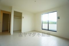 住む人のこだわりを活かす洋室＾＾日当たりがよく、寝室としての利用もおすすめ。広めのクローゼットもあり荷物もすっきり片付けれ、ゆとりのある暮らしが出来ます＾＾