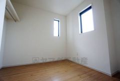 日用品や趣味の道具などの収納に便利です。納戸はデスクを設置して書斎としても活用できます。