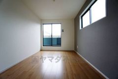 住む人のこだわりを活かす洋室＾＾日当たりがよく、寝室としての利用もおすすめ。WICもあり荷物もすっきり片付けられ、ゆとりのある暮らしが出来ます＾＾