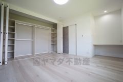 同仕様写真。住む人のこだわりを活かす洋室＾＾日当たりがよく、寝室としての利用もおすすめ。広めのクローゼットもあり荷物もすっきり片付けれ、ゆとりのある暮らしが出来ます＾＾