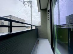 お洗濯物を干すスペースとしても十分な広さがあります。  お天気の良い日はお洗濯物がよく乾きそうな日当たり良好のバルコニー^^