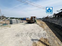 グレー・ブラウンを基調としたシンプルで飽きの来ない外観です。 建物ごとに間取りや色味が異なりますので、ぜひ一度現地で見比べてください＾＾