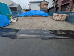 駐車スペースはゆとりある4台分を確保。マイカー用に、お客さま用に、余裕を持ってご利用いただけます。前面道路は公道西側約4.37ｍ。車の通行が少なく小さなお子様がいるご家庭でも安心して過ごせます＾＾