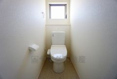 同仕様写真。温水洗浄機付トイレです。節水機能もあるので、安心して使えますね。もちろん、1階2階の2ヶ所にトイレがあるので、忙しい朝にもゆとりができますね。