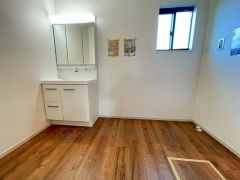 三面鏡つき洗面台。収納も一体型になっているので、ドライヤーやヘアアイロンの置き場に困りませんね。