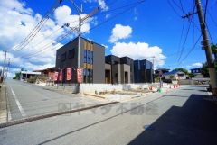 こちらの前面道路は南側6ｍ、東側4ｍ。 1号棟は角地で風通し陽当たり良好です＾＾穂波東IC入口（八木山バイパス）まで車で約9分。遠出のお出かけに便利＾＾