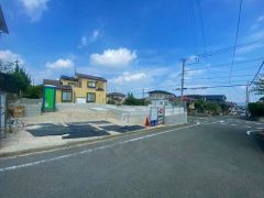 前面道路は6.2ｍ～8ｍと広く、駐車がスムーズにできます＾＾