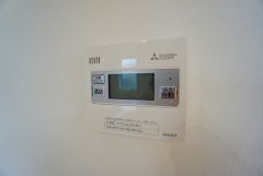 給湯器リモコンはキッチン横からボタンひとつで操作が楽々。通話ボタン付きでお子様とも会話ができて安心です。