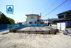 西鉄バス永原停まで徒歩2分。コンビニまで徒歩6分。並列駐車4台。南庭付き。