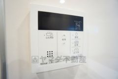 キッチン横からお湯張り、追い炊き、足し湯がボタン一つで楽々操作できる給湯機リモコンです＾＾忙しい夕飯の準備の時間帯に重宝しますね。