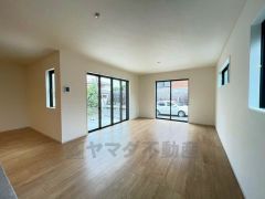 大きな窓のあるリビングは、陽光あふれる明るい空間です。居心地良く、ご家族皆がゆったり寛げる憩いの空間となりそうです。