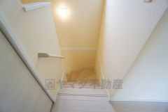 ご年配の方でも安心できる、手すり付き階段です＾＾段差も低めで設定されてますので安全性にも優れてますね＾＾