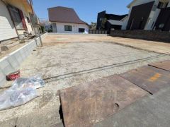 駐車スペースはゆとりある2台分を確保。マイカー用に、お客さま用に、余裕を持ってご利用いただけます＾＾