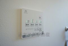 浴室暖房乾燥機には、暖房、乾燥、涼風、換気の4つの機能が付いています。タイマー付きです。