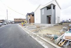 前面道路は西側約6.2ｍ。幅広いため車の離合はスムーズです＾＾車通りが少ないため、小さなお子様がいるご家庭でも安心です＾＾