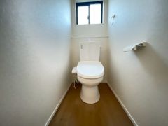 温水洗浄機付トイレです。節水機能もあるので、安心して使えますね。もちろん、1階2階の2ヶ所にトイレがあるので、忙しい朝にもゆとりができますね。