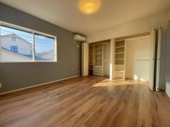 住む人のこだわりを活かす洋室＾＾日当たりがよく、寝室としての利用もおすすめ。広めのクローゼットもあり荷物もすっきり片付けれ、ゆとりのある暮らしが出来ます＾＾