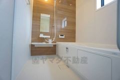 1日の疲れを癒すくつろぎのバスルーム。足を伸ばしてもゆったりと入れるサイズです。お子様と一緒にお風呂に入っても狭くないですね^^