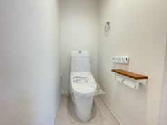 温水洗浄機付トイレです。節水機能もあるので、安心して使えますね。節水・静音設計でエネルギーを効率よく使用し省エネ。汚れをガードする構造でサッと一拭き、お手入れが簡単。