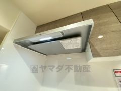 調理により発生する油煙や臭いを吸い込み、屋外へ排気してくれます。