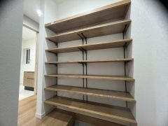 シューズインクローゼットも完備されており、玄関収納も問題ありません。棚の上にお花など飾ってインテリアも楽しめますね。