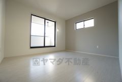 同仕様写真。2面採光を確保した明るい室内は、風通しも良く、大変居心地の良い空間となっております。爽やかな風を感じて起きる朝は、快適生活の始まりに。