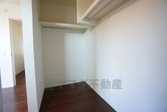 収納力豊富なウォークインクローゼット付き。洋服や小物などを1箇所にまとめて美しい収納を実現します。