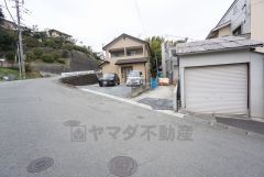 前面道路は公道南東側約8.7ｍ。 幅広く、車通りも少ないため駐車や離合がスムーズです＾＾