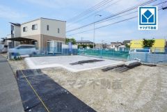 イオン福岡まで車で約6分（1.9ｋｍ）ショッピングや映画鑑賞などで楽しめます＾＾西鉄バス片峰新橋停徒歩3分＾＾並列駐車2台＾＾