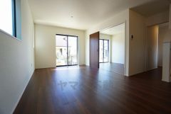 大きな窓のあるリビングは、陽光あふれる明るい空間です。居心地良く、ご家族皆がゆったり寛げる憩いの空間となりそうです。