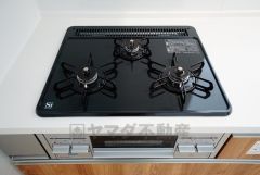 同仕様写真。3口コンロなので、効率よく調理ができます。毎日のお料理が楽しくなりますね。
