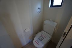 温水洗浄機付トイレです。節水機能もあるので、安心して使えますね。もちろん、1階2階の2ヶ所にトイレがあるので、忙しい朝にもゆとりができますね。