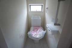 ウォシュレット付トイレです。節水機能もあるので、安心して使えますね。もちろん、1階2階の2ヶ所にトイレがあるので、忙しい朝にもゆとりができますね。