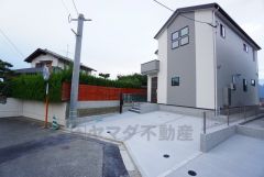 カースペースは停めやすい並列駐車2台付きです。