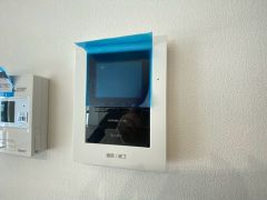 ドアを開けずに来訪者を確認できるモニター付インターフォン。見やすいカラー表示、ハンズフリータイプです。