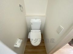 ウォシュレット付トイレです。節水機能もあるので、安心して使えますね。もちろん、1階2階の2ヶ所にトイレがあるので、忙しい朝にもゆとりができますね。