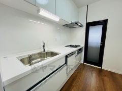 カウンタートップは耐熱性に優れており、日ごろのお掃除もふき取るだけでＯＫ。ステンレスシンクも簡単にお掃除できますよ。