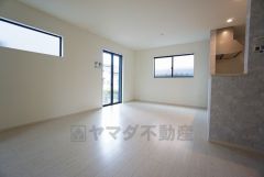 夏は強い日差しをカット、冬は暖かな遮熱高断熱型Low-Eガラスを採用。夏の強い日差しを約60%カットし、冷房効果を高めます。紫外線もカットするため紫外線による日焼けも抑制。