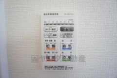雨の日の洗濯も安心できる浴室暖房乾燥機付き浴室。リモコンで操作もボタン1つで簡単。 浴室暖房乾燥機には、暖房、乾燥、涼風、換気の4つの機能が付いています。タイマー付きです。