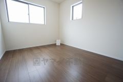 2面採光を確保した明るい室内は、風通しも良く、大変居心地の良い空間となっております。温かい光の差し込むゆとりのある居室をぜひ現地にてご確認くださいませ。