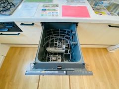 家事の時間が短縮できる食器洗浄乾燥機付。後片付けもラクラクです。 食器を洗う手間が減るので家族とのコミュニケーションの時間や自分の時間が増えますね。