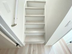 階段は段数を通常より1段多く段差を低く設定し、足元灯も完備。より安全な階段を追求しました。