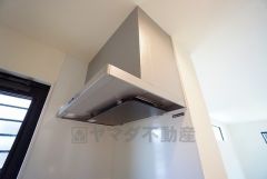 お手入れが簡単なスリム型レンジフードです。調理により発生する油煙や臭いを吸い込み、屋外へ排気してくれます。