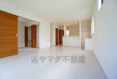 対面式キッチンを中心としたリビングダイニングで家族の会話が弾みそうです。