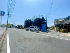 前面道路は約9ｍと駐車がスムーズにできる広さです＾＾ カースペースは停めやすい並列駐車2台付き。（軽自動車含む）
