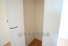 まとめ買いしてもこの収納量なら心配要らずのパントリー。調理家電や食品のストックをすっきりまとめられ、キッチン周りを広々使えます。
