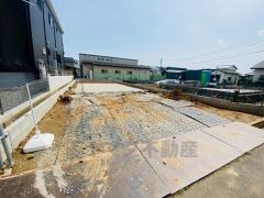 こちらの家には停めやすい並列駐車が2台分ついてます。車好きのご主人の洗車もゆったり。駐車スペースとは別にお庭もついております。広さも十分あるので、ガーデニングやBBQなど楽しみの増えるお庭です＾＾