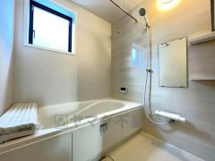 1日の疲れを癒すくつろぎのバスルーム。足を伸ばしてもゆったりと入れるサイズです。お子様と一緒にお風呂に入っても狭くないですね^^